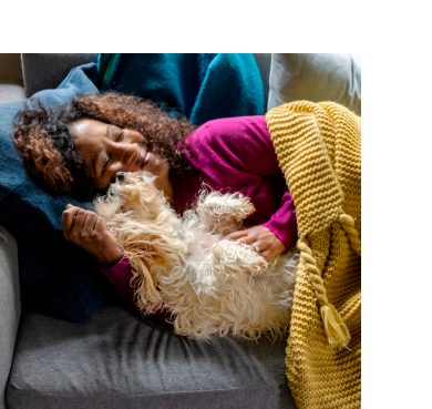 augintinio tėvas glaudžiasi su augintiniu šunimi