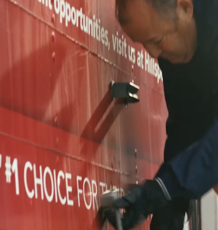 vyras, dirbantis Hill's Disaster Relief Network